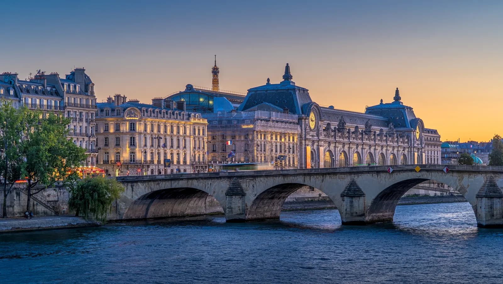Das Musée d’Orsay und der Pont Royal über der Seine in Paris in der Abenddämmerung